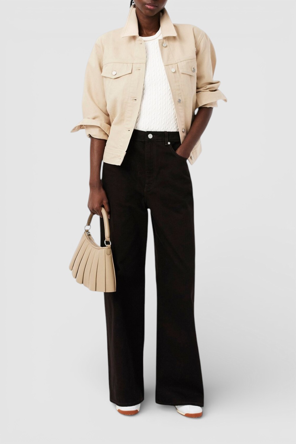 תמונת כל הלוק של חולצת טי סריג